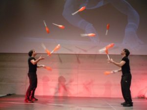 juggling_clubs_manuel_and_christoph_mitasch_11_club_passing